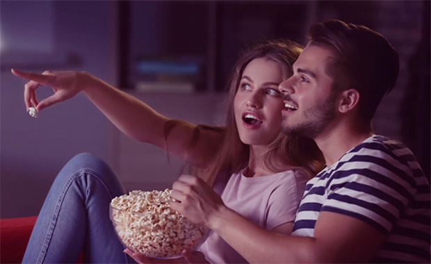 营造浪漫氛围，窗帘缓缓关闭